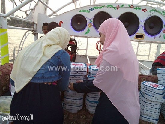 بنات الخير أثناء تحضير الطعام ووضع الفوانيس للأطفال داخل الوجبات  -اليوم السابع -6 -2015