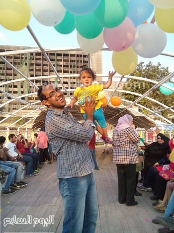مصطفى عكاشة مع إحدى الأطفال  -اليوم السابع -6 -2015