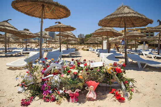باقات الزهور تتراكم على الشاطئ المهجور بعد الاعتداء -اليوم السابع -6 -2015