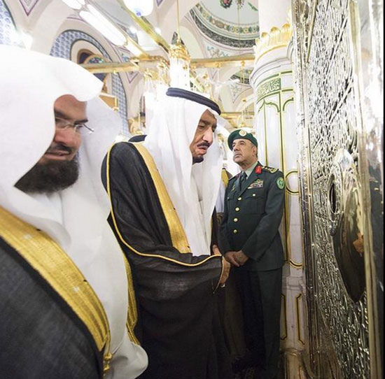 الملك سلمان مع الشيخ السديس -اليوم السابع -6 -2015