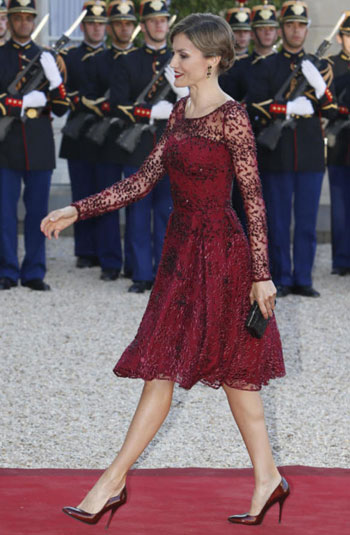 الملكة ليتيسيا ترتدى اللون الأحمر الدموى  -اليوم السابع -6 -2015
