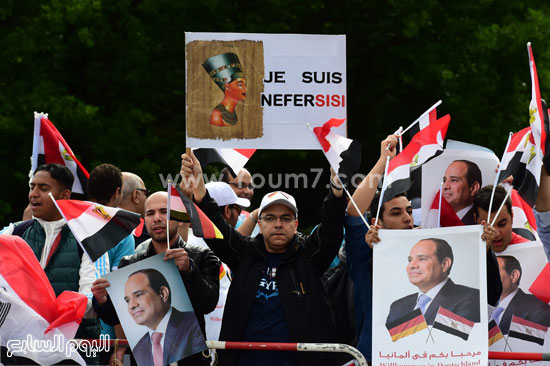 عدد من المصريين يتجمعون حاملين الاعلام الوطنية في المانيا  -اليوم السابع -6 -2015