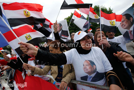 مؤيدي السيسي يحملون صور السيسي  -اليوم السابع -6 -2015