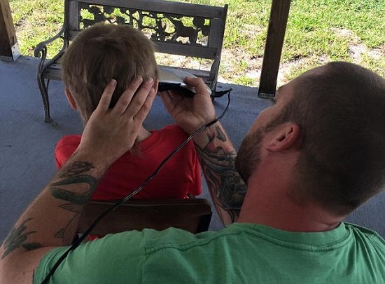 والد كريستيان يقص له شعره بعد أن أكمل مهمته -اليوم السابع -6 -2015