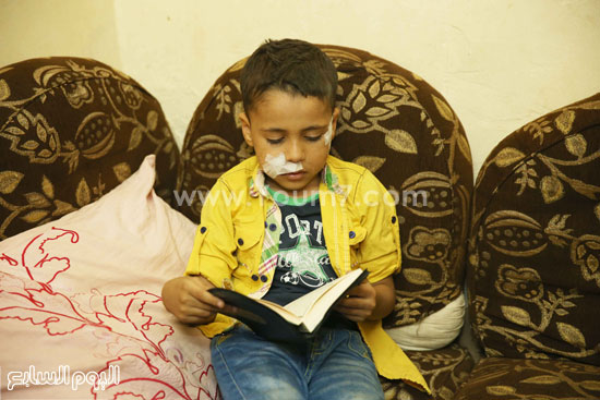 الطفل يقرأ فى المصحف المهدى له من الأزهر -اليوم السابع -6 -2015