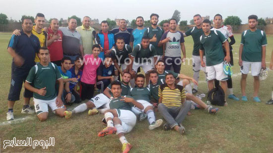 صورة جماعية للاعبى قويسنا عقب اخر مباراة قبل الصعود  -اليوم السابع -6 -2015