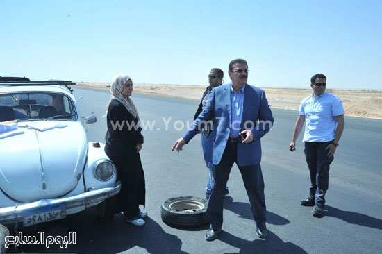 وزير النقل يأمر الوفد المرافق بتوفير سيارة للسيدة  -اليوم السابع -6 -2015