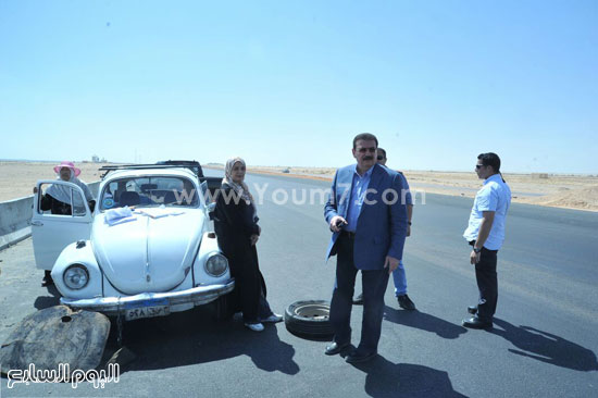 وزير النقل يطلب من الوفد المرافق عدم ترك السيدة قبل حل مشكلة سيارتها المتعطلة  -اليوم السابع -6 -2015