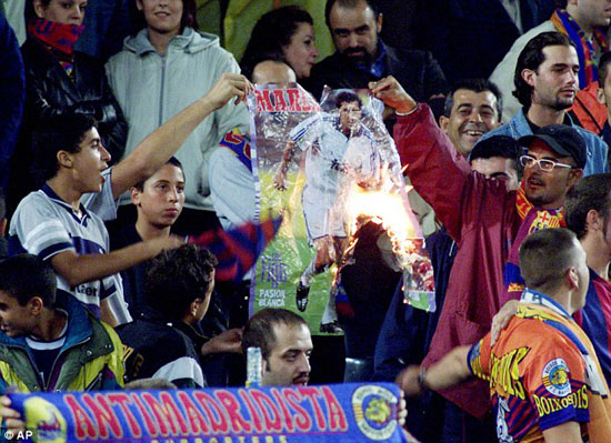 جماهير برشلونة تحرق صورة لفيجو على غلاف 