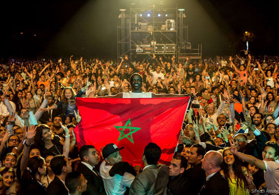 	إيكون وسط الجمهور يرفع علم المغرب -اليوم السابع -6 -2015