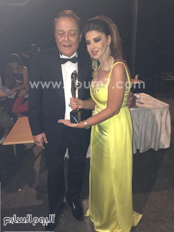 الفنان الكبير محمود عبد العزيز وزوجته الإعلامية بوسى شلبى وسعادة الجائزة -اليوم السابع -6 -2015