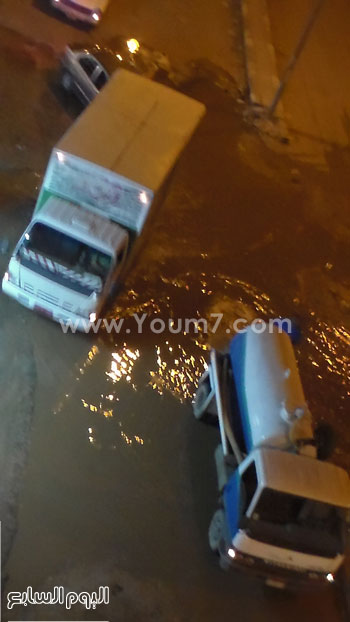 سيارة شفط تسحب مياه الصرف من الشارع -اليوم السابع -6 -2015