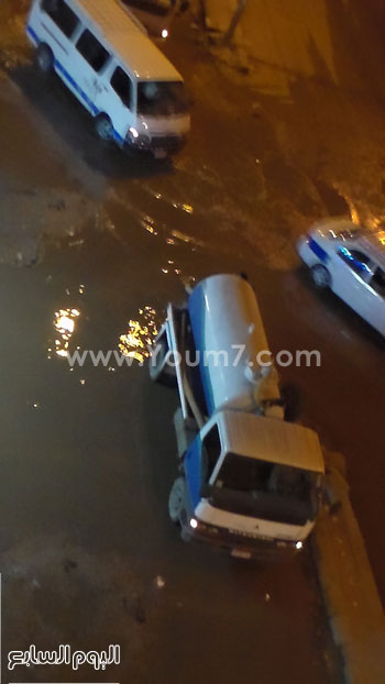 	جانب من غرق الشارع بمياه الصرف -اليوم السابع -6 -2015