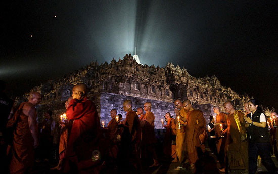 الرهبان البوذيين خلال المسير إلى معبد 