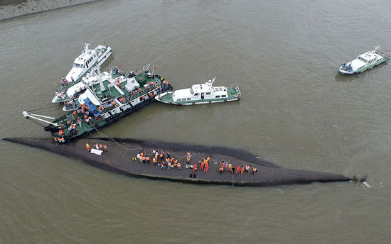 رجال الإنقاذ يبحثون عن ناجين من السفينةالتى غرقت فى نهر اليانجتسى  -اليوم السابع -6 -2015