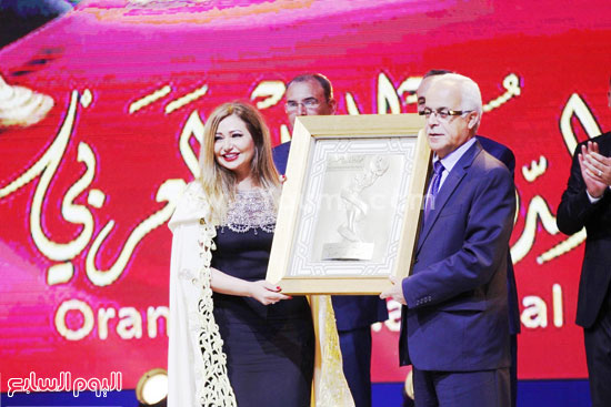الفنانة ليلى علوى لحظة تكريمها مع وزير الاتصال الجزائرى  -اليوم السابع -6 -2015
