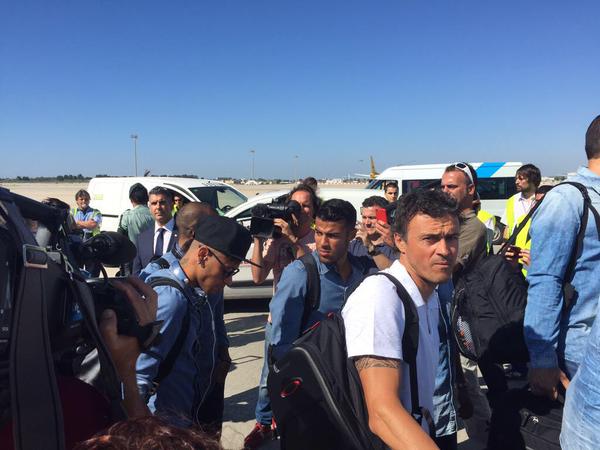بعثة برشلونة بقيادة المدرب إنريكى أثناء الصعود إلى الطائرة -اليوم السابع -6 -2015