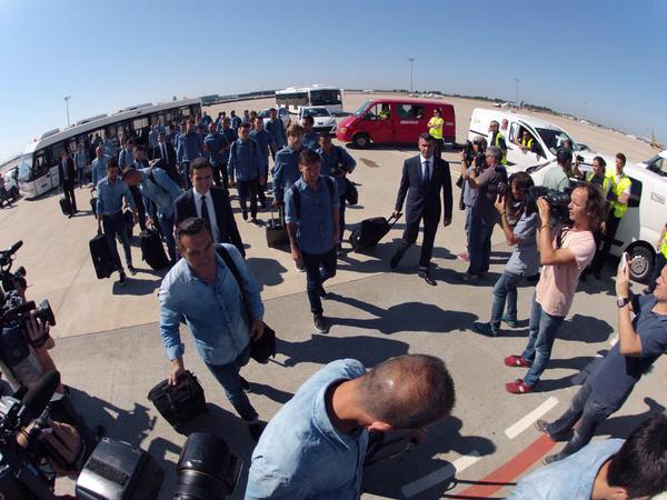 الإعلام الإسبانى يلتقط صورًا لبعثة البارسا فى مطار البرات -اليوم السابع -6 -2015