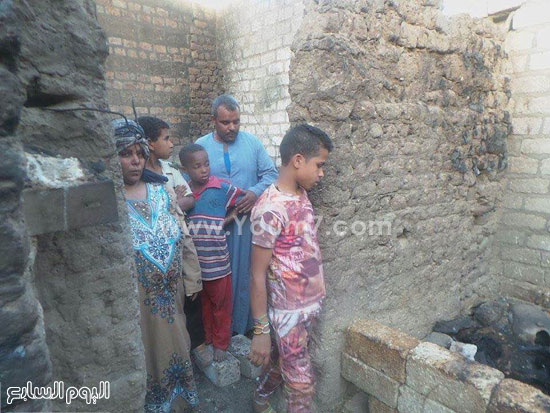 	سيدة وأبناءها تنظ لمنزلها المحترق بسرة -اليوم السابع -6 -2015