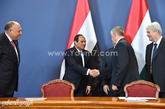  وزير الخارجية المصرى سامح شكرى يصافح رئيس البرلمان المجرى -اليوم السابع -6 -2015