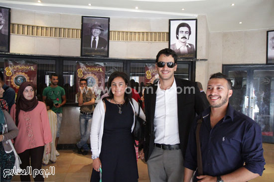 خالد أبو النجا يلتقط الصور مع الجمهور  -اليوم السابع -6 -2015