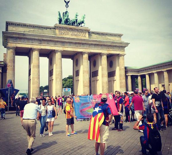 جماهير برشلونة تلتقط صور تذكارية بجانب أهم معالم برلين -اليوم السابع -6 -2015