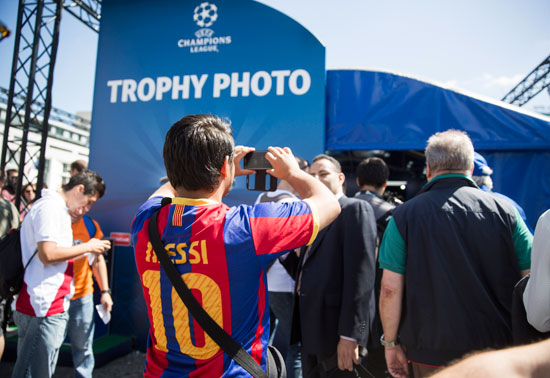 أحد مشجعى برشلونة يرتدى تيشرت ميسى  -اليوم السابع -6 -2015