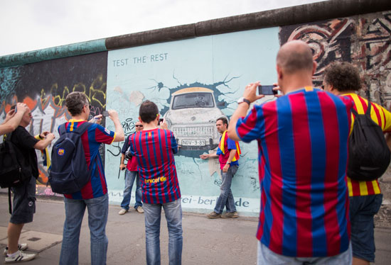 توجه مشجعون آخرون أمام بقايا جدار برلين فى Potsdamer Platz  -اليوم السابع -6 -2015