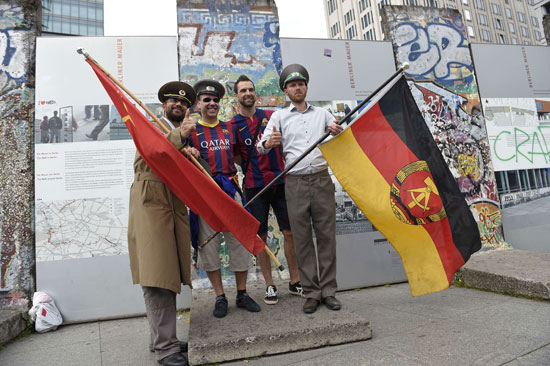  مشجعى برشلونة يلتقطون الصور التذكارية  -اليوم السابع -6 -2015