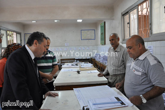 الدكتور محب الرافعى أثناء متابعة أعمال الامتحانات داخل اللجنة -اليوم السابع -6 -2015