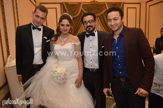  حمادة هلال ومحمد رجب مع العروسين -اليوم السابع -6 -2015