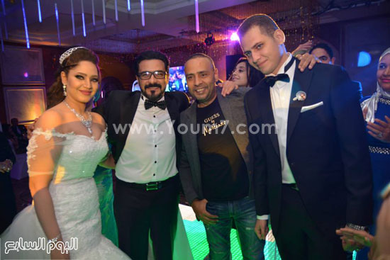  محمود عبد المغنى ومحمد رجب مع العروسين -اليوم السابع -6 -2015