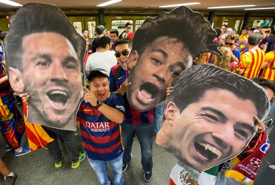 جماهير برشلونة تحمل صور سواريز و ميسى و نيمار -اليوم السابع -6 -2015