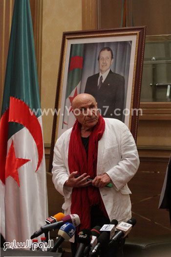 رشيد بوجدرة وخلفه صورة للرئيس الجزائرى -اليوم السابع -6 -2015