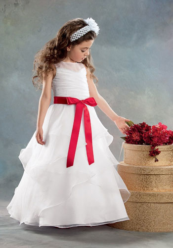  الفيونكة الحمراء تميز فستان ابنتك فى الوسط -اليوم السابع -6 -2015