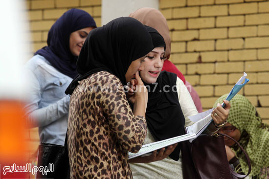 	الطالبات أثناء المراجعة النهائية قبل بدء الامتحان -اليوم السابع -6 -2015