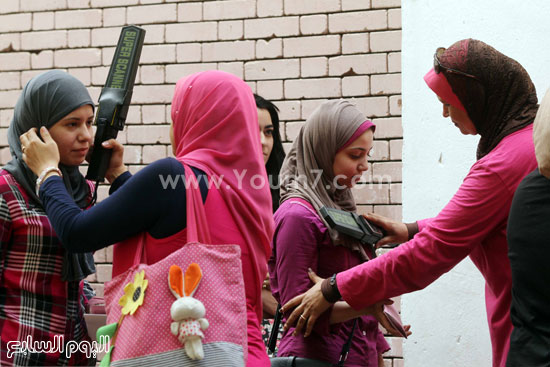 	أثناء تفتيش الطالبات بالأجهزة الكاشفة قبل دخول اللجان  -اليوم السابع -6 -2015