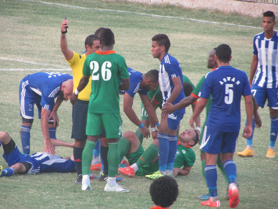إصابة لاعبين فى كرة مشتركة بالمباراة -اليوم السابع -6 -2015