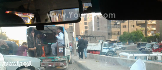  السيارات البوكس التى تحمل المواطنين من أمام محطة المترو  -اليوم السابع -6 -2015