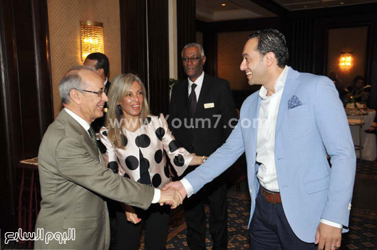  وائل الملاح يصافح سفير المغرب سعد العلمى -اليوم السابع -6 -2015