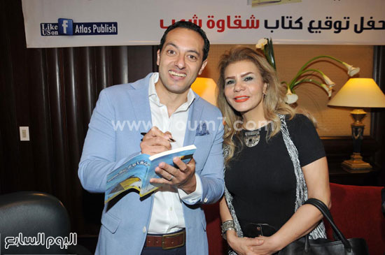 	 وائل الملاح يوقع للكاتبة وفاء ماهر -اليوم السابع -6 -2015