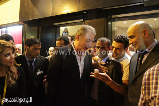 محمود حميدة يلتقط صورا مع الجمهور الجزائرى  -اليوم السابع -6 -2015