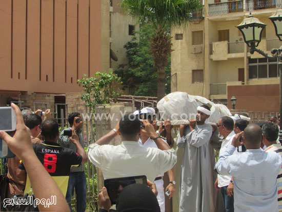 عمال الأقصر ينقلون التابوت الفرعوني -اليوم السابع -6 -2015