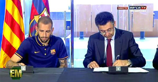 	بارتوميو رئيس نادى برشلونة أثناء توقيع عقد ضم صفقة فيدال. -اليوم السابع -6 -2015