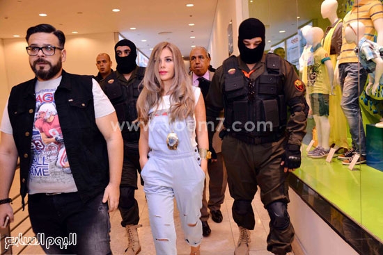 نيكول لحظة وصولها وسط الحرس الخاص ومدير أعمالها وائل المصرى -اليوم السابع -6 -2015