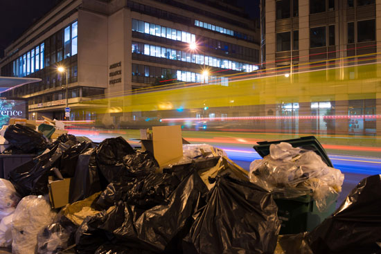 أكوام القمامة تملأ شوارع عاصمة النور باريس بعد إضرابات العمال (1)