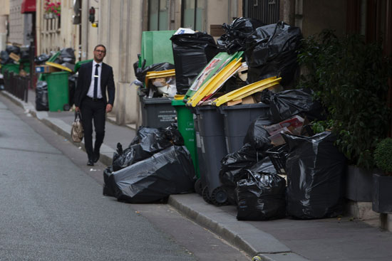 أكوام القمامة تملأ شوارع عاصمة النور باريس بعد إضرابات العمال (2)