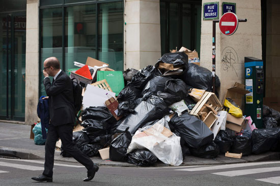 أكوام القمامة تملأ شوارع عاصمة النور باريس بعد إضرابات العمال (3)