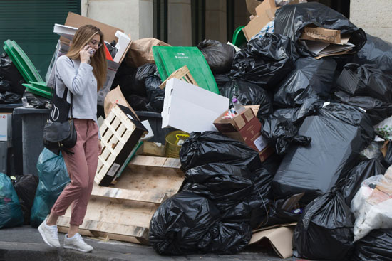 أكوام القمامة تملأ شوارع عاصمة النور باريس بعد إضرابات العمال (4)