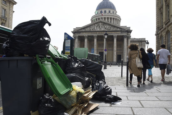 أكوام القمامة تملأ شوارع عاصمة النور باريس بعد إضرابات العمال (5)
